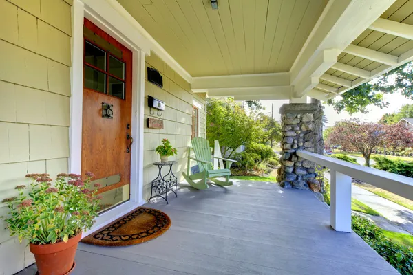 Covered front porch of theold craftsman style home. — Stock Photo, Image