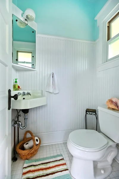 Μπλε και άσπρο παλιό φωτεινό μικρό μπάνιο. — Φωτογραφία Αρχείου