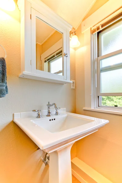 Žlutá smal koupelna s moderní bílé umyvadlo. — Stock fotografie