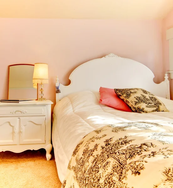 Roze slaapkamer met witte bed en nachtkastje — Stockfoto