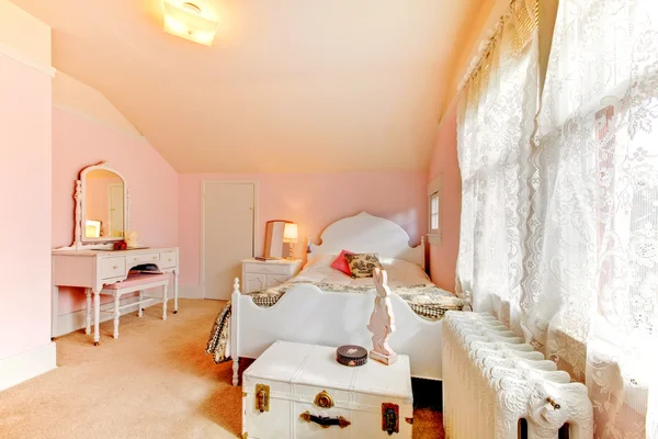 Ροζ κρεβατοκάμαρα με λευκό κρεβάτι και το κομοδίνο — Φωτογραφία Αρχείου