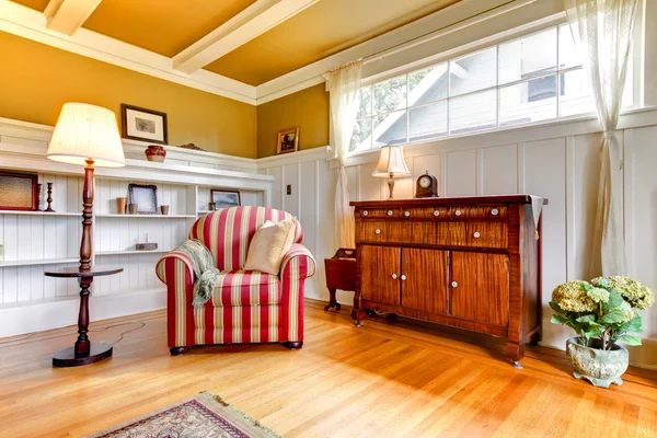 Wohnzimmer mit rotem Stuhl und goldener Decke und Wänden. — Stockfoto