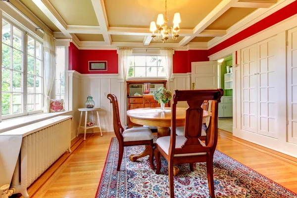 Elegante sala de jantar clássico com vermelho e ouro . — Fotografia de Stock