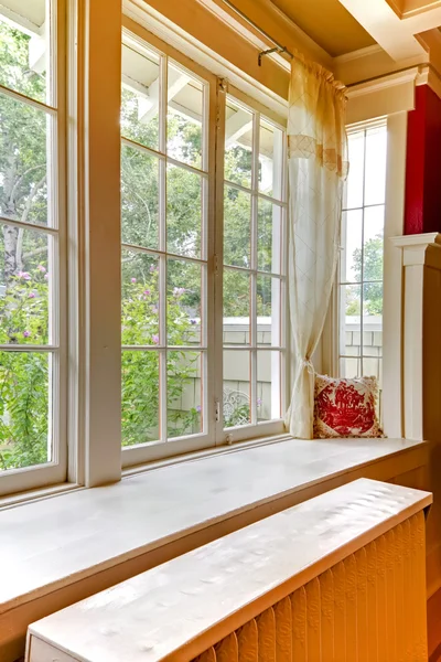 Velha janela grande com radiador de água de aquecimento . — Fotografia de Stock