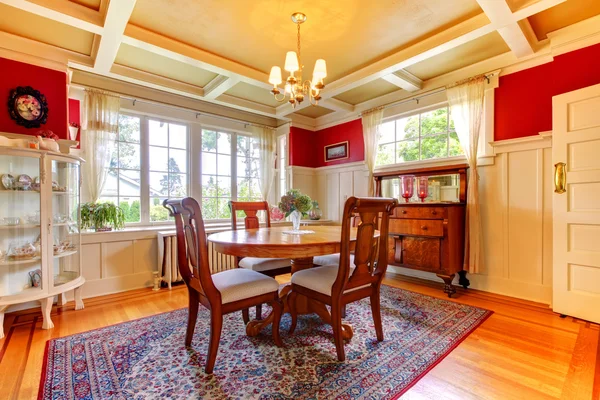Elegant rood en goud eetkamer met antieke meubelen. — Stockfoto