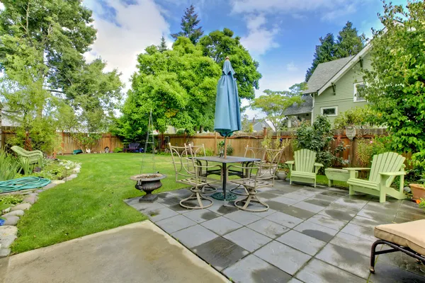 Back yard fenced with furniture and sitting area. — Stock Photo, Image