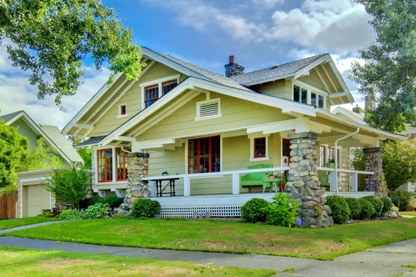 Maison verte de style vieil artisan avec porche couvert . — Photo