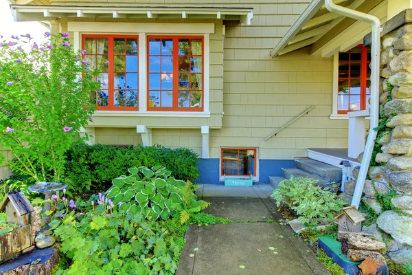 Pokryte ganku stary rzemieślnik stylu domu. — Zdjęcie stockowe