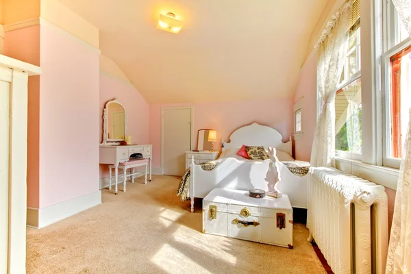 Ροζ κρεβατοκάμαρα με λευκό κρεβάτι και το κομοδίνο — Φωτογραφία Αρχείου
