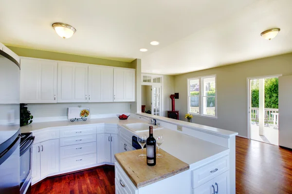 Keuken met heldere windows en veel lege ruimte — Stockfoto