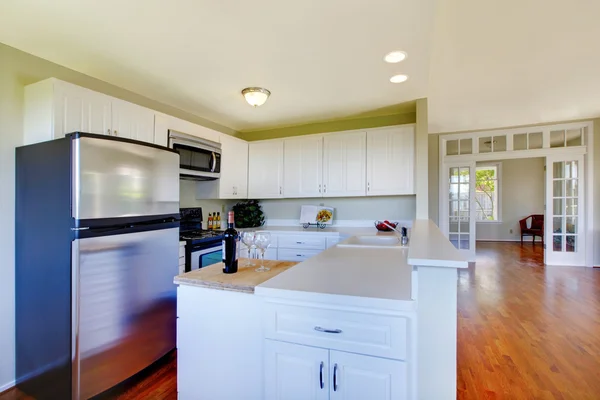 Küche mit hellen Fenstern und viel leerem Raum — Stockfoto