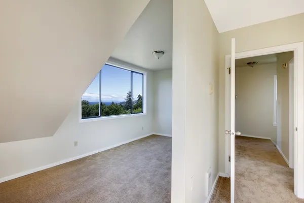Sala branca vazia com uma grande janela — Fotografia de Stock