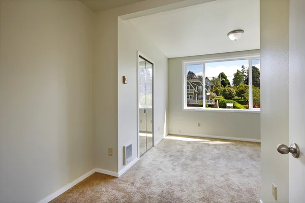 Lege witte kamer met een groot raam — Stockfoto