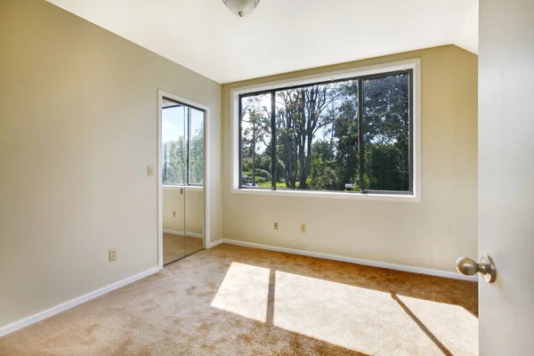 Empty white room with a large window — Stock Photo, Image