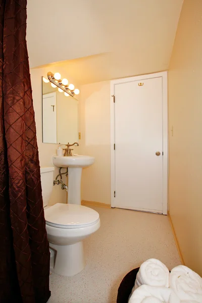 Простая ванная комната с белыми полотенцами — стоковое фото