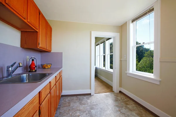 Κουζίνα με φωτεινά παράθυρα και πολλή άδειο δωμάτιο — Φωτογραφία Αρχείου
