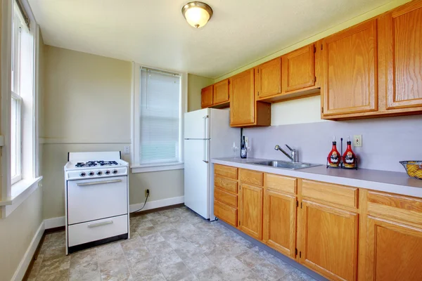 Keuken met heldere windows en veel lege ruimte — Stockfoto