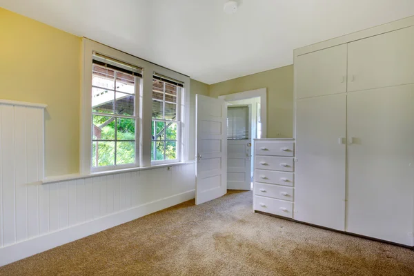 Leeres weißes Zimmer mit großem Fenster — Stockfoto