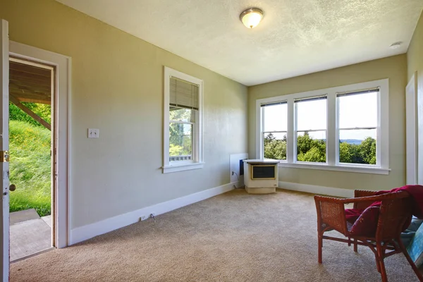 Tomt vitt rum med ett stort fönster — Stockfoto