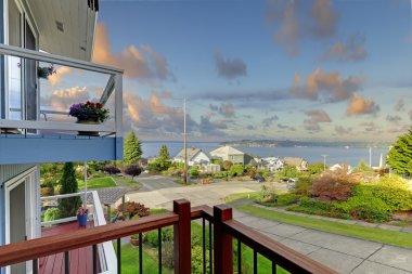 o gün batımı balkon kasaba ve su üzerinde göster.