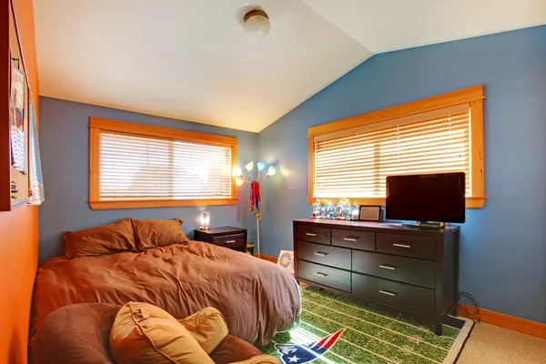 Kinderen biy slaapkamer met blauw en bruin. — Stockfoto