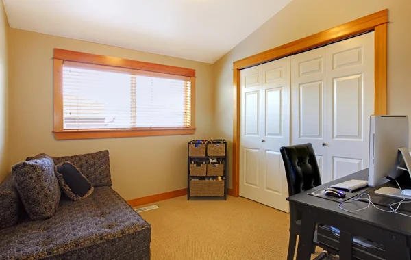 Einfaches Home Office Zimmer Innenausstattung. — Stockfoto