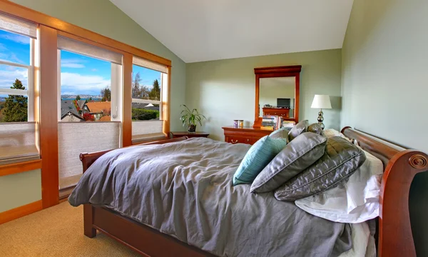 Зеленая уютная спальня — стоковое фото