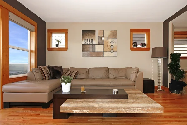 Moderno salón interior con sofá de cuero —  Fotos de Stock