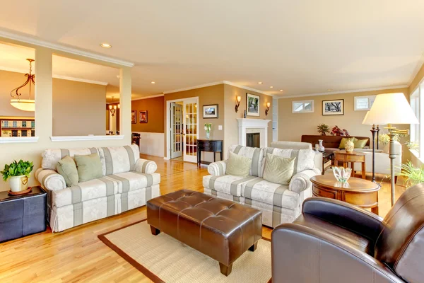 Velké luxusní obývací pokoj s béžovými stěnami. — Stock fotografie