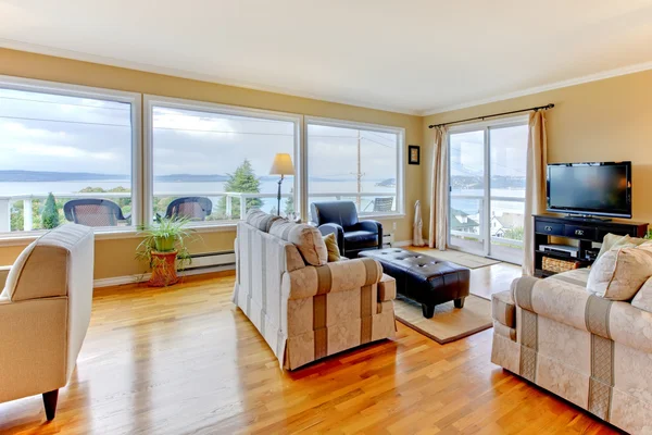 Obývací pokoj s vodou pohled a luxusní dřevěnou podlahu. — Stock fotografie