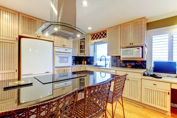 Luxe nieuwe keuken met lichte cbainets en donkere island. — Stockfoto