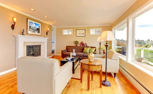 Světlý a útulný obývací pokoj s krbem a béžové barvy. — Stock fotografie