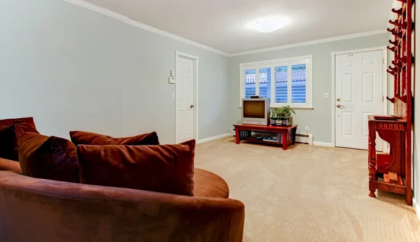 Blå stort rum med tv och brun soffa — Stockfoto