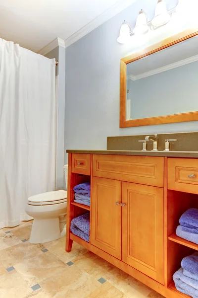 Синий простой интерьер небольшой ванной комнаты . — стоковое фото