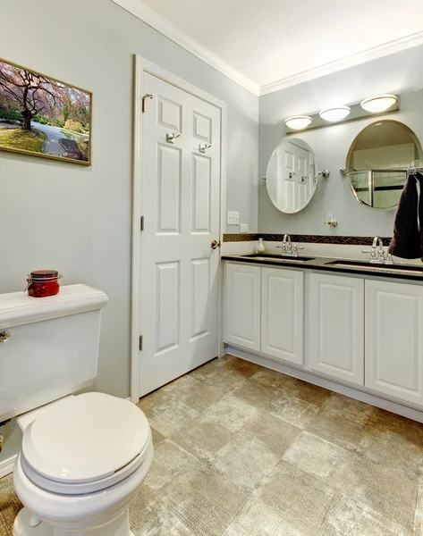 Современная новая чистая ванная комната с серым и белым . — стоковое фото
