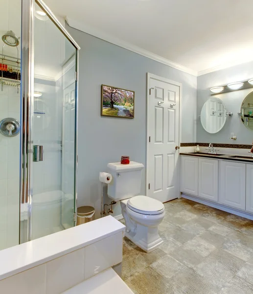 Moderno nuevo baño gris y blanco con ducha . — Foto de Stock