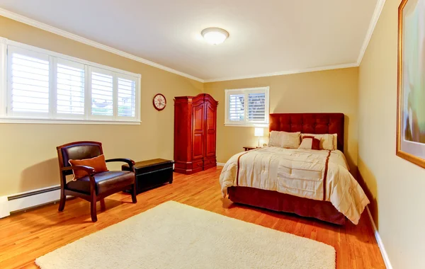 Schönes großes Schlafzimmer mit rotem Mahagoni-Holz. — Stockfoto