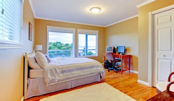 Mysigt gäst sovrum med dator och två fönster. — Stockfoto