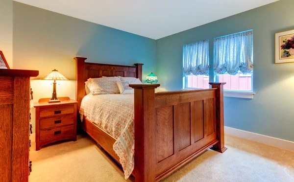 Büyük ahşap yatak mavi klasik yatak odası. — Stok fotoğraf