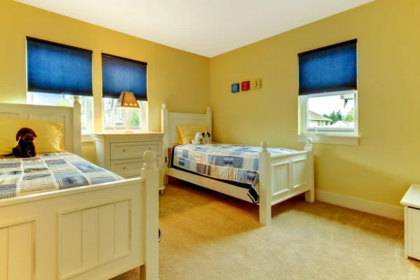 Çocuklar sarı ve mavi yatak odası iki tek kişilik yatak. — Stok fotoğraf