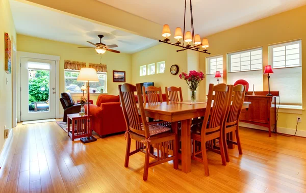 Makan besar dan ruang keluarga dengan dinding kuning . — Stok Foto