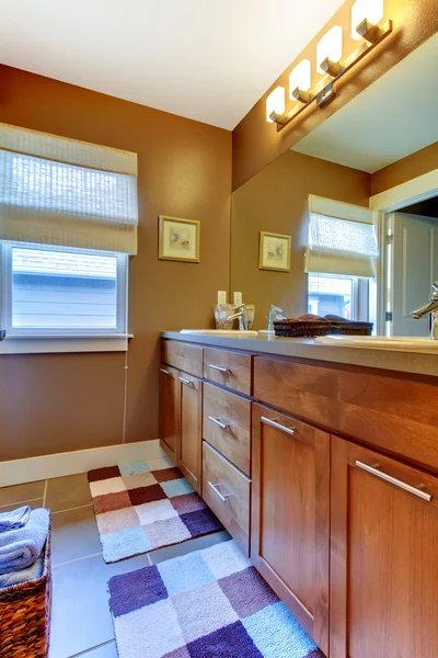 Klassisch braunes Badezimmer mit schönem Holz. — Stockfoto