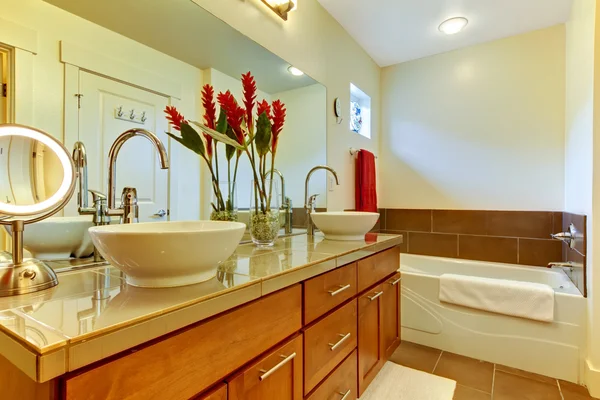 Современная коричневая ванная комната с круглыми раковинами . — стоковое фото