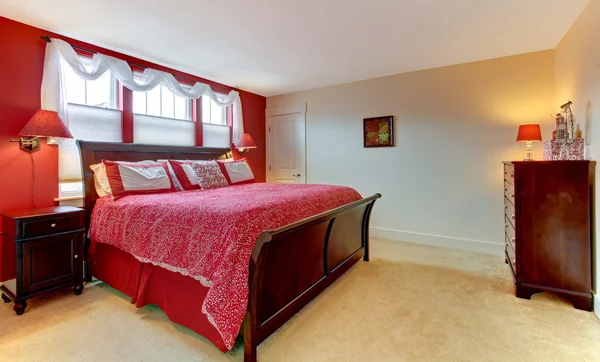Bej renkli halı ile ana kırmızı romantik yatak odası. — Stok fotoğraf