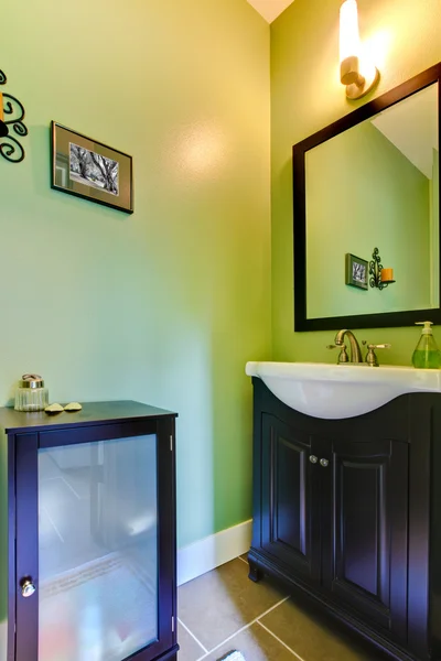 Casa de banho pequena sala de pó verde com madeira preta . — Fotografia de Stock