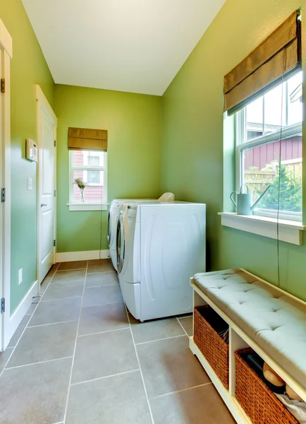 Grande salle de bain verte avec laveuse et sécheuse blanche . — Photo