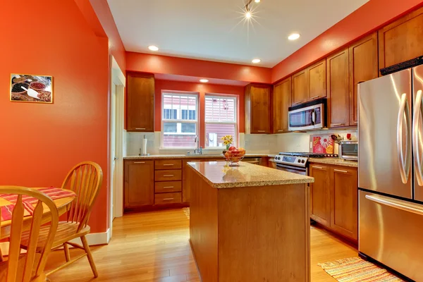Rote moderne neue Küche mit schönem Holz. — Stockfoto