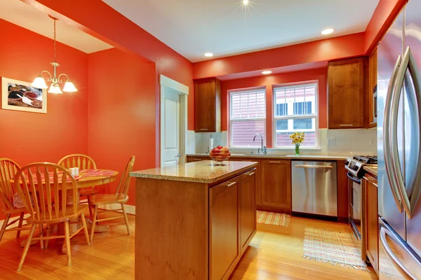 Красная современная новая кухня с красивым деревом . — стоковое фото