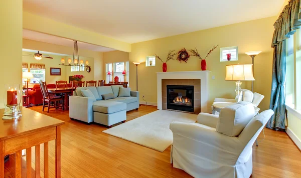 Obývací pokoj s krbem v měkké žluté a modré. — Stock fotografie