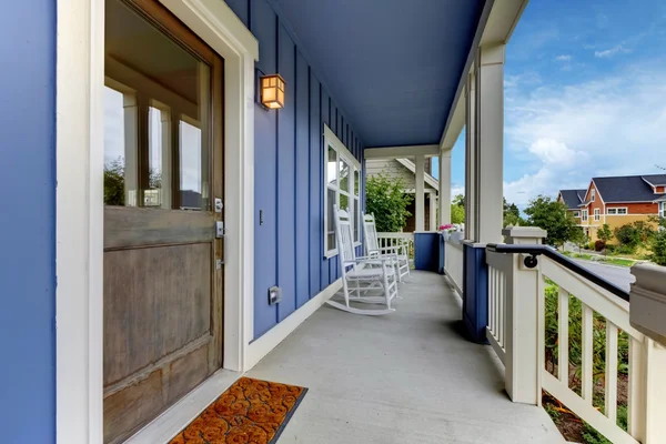 Μπλε σπίτι είσοδο σκεπαστή βεράντα μπροστά. — Φωτογραφία Αρχείου